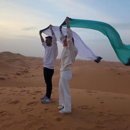 Riadsuerteloca Merzouga Hassilabied Bagian luar foto The flag of the United Arab Emirates