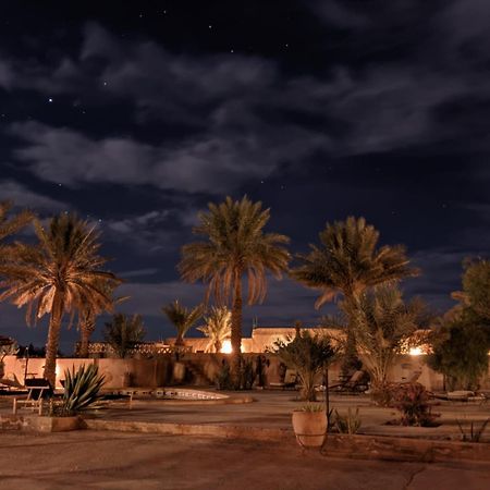 Riadsuerteloca Merzouga Hassilabied Bagian luar foto Al-Qatif at night