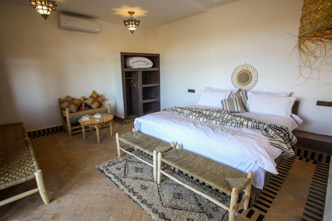 Riadsuerteloca Merzouga Hassilabied Bagian luar foto A bedroom in a luxury desert camp