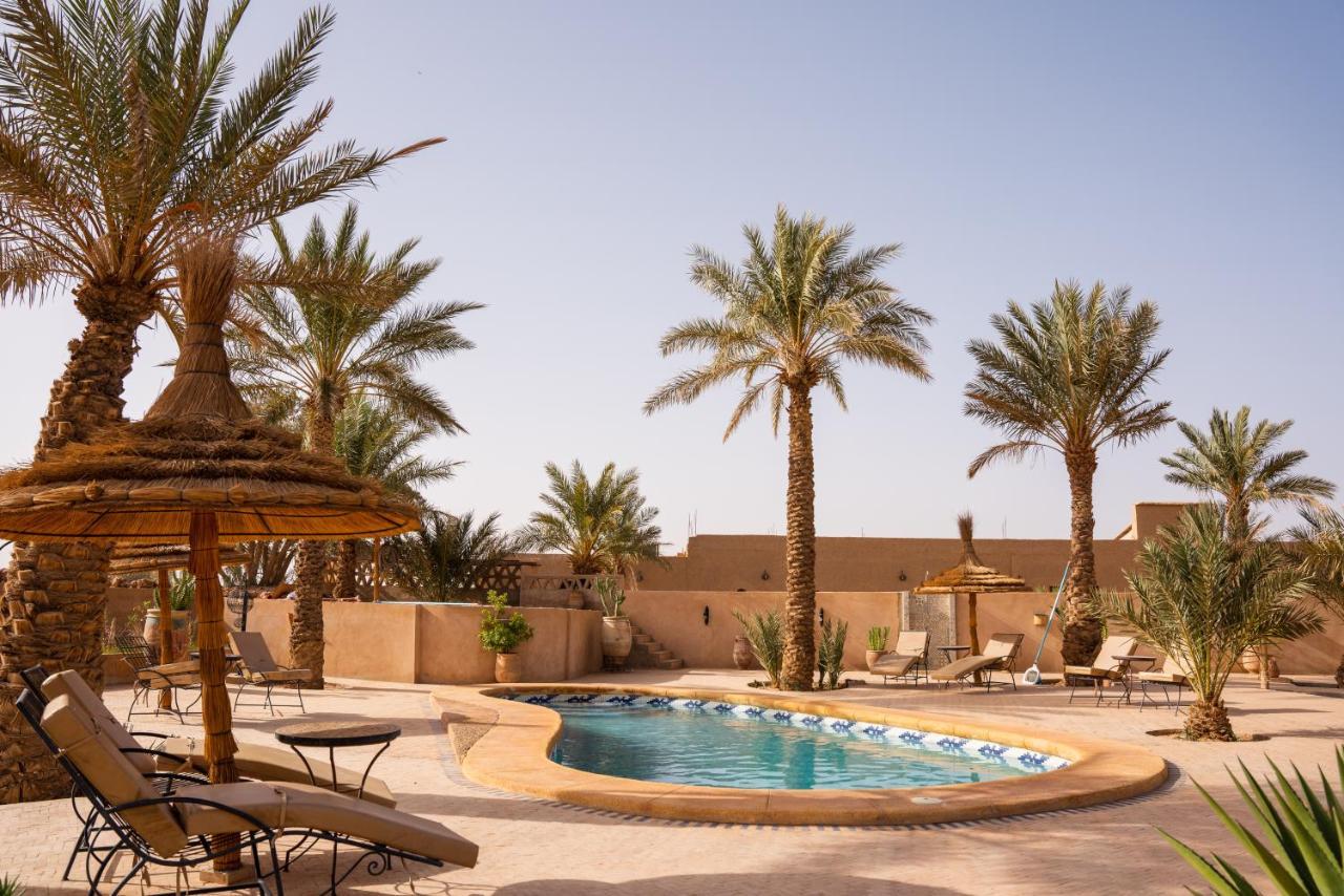 Riadsuerteloca Merzouga Hassilabied Bagian luar foto The swimming pool at the resort