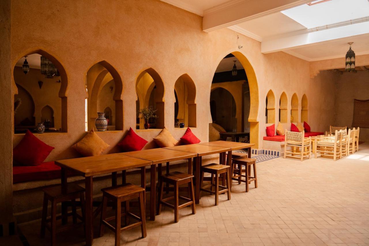 Riadsuerteloca Merzouga Hassilabied Bagian luar foto The interior of a Moroccan restaurant