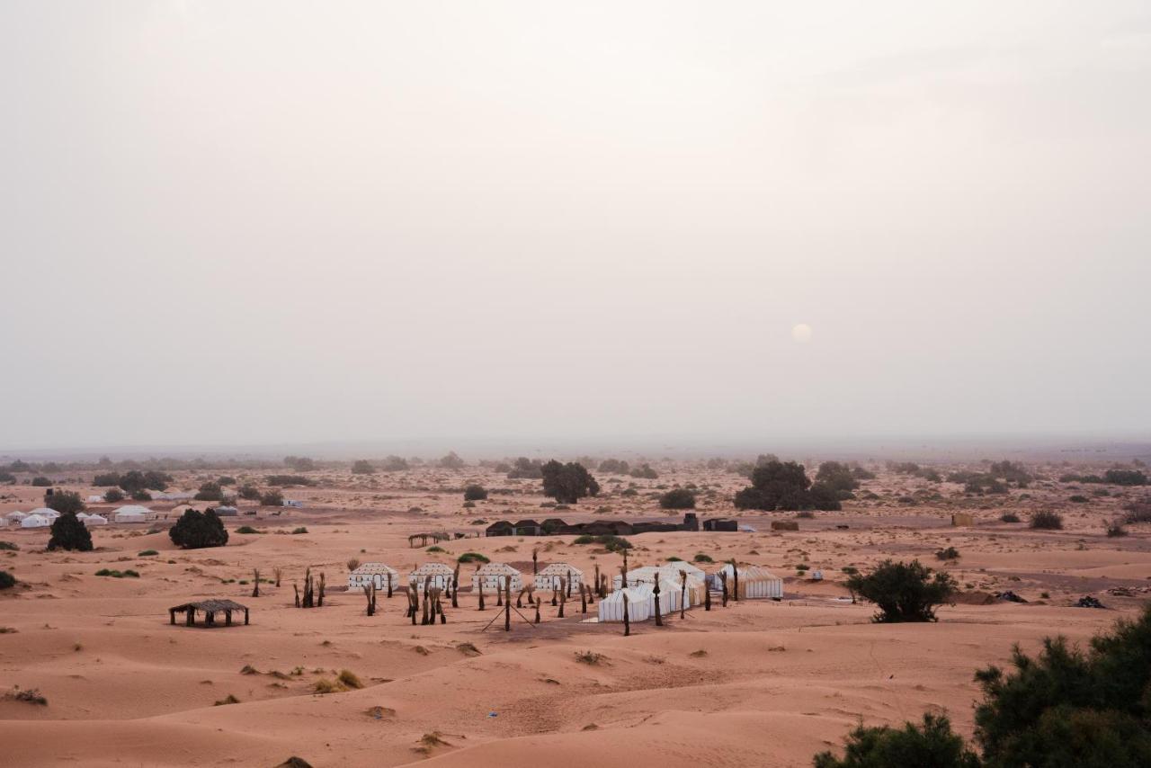 Riadsuerteloca Merzouga Hassilabied Bagian luar foto A camp in the desert