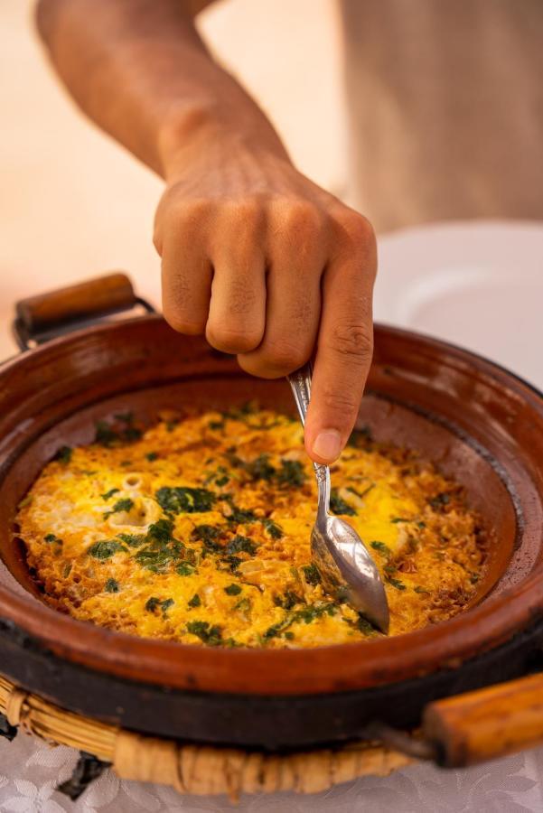 Riadsuerteloca Merzouga Hassilabied Bagian luar foto A pot of couscous