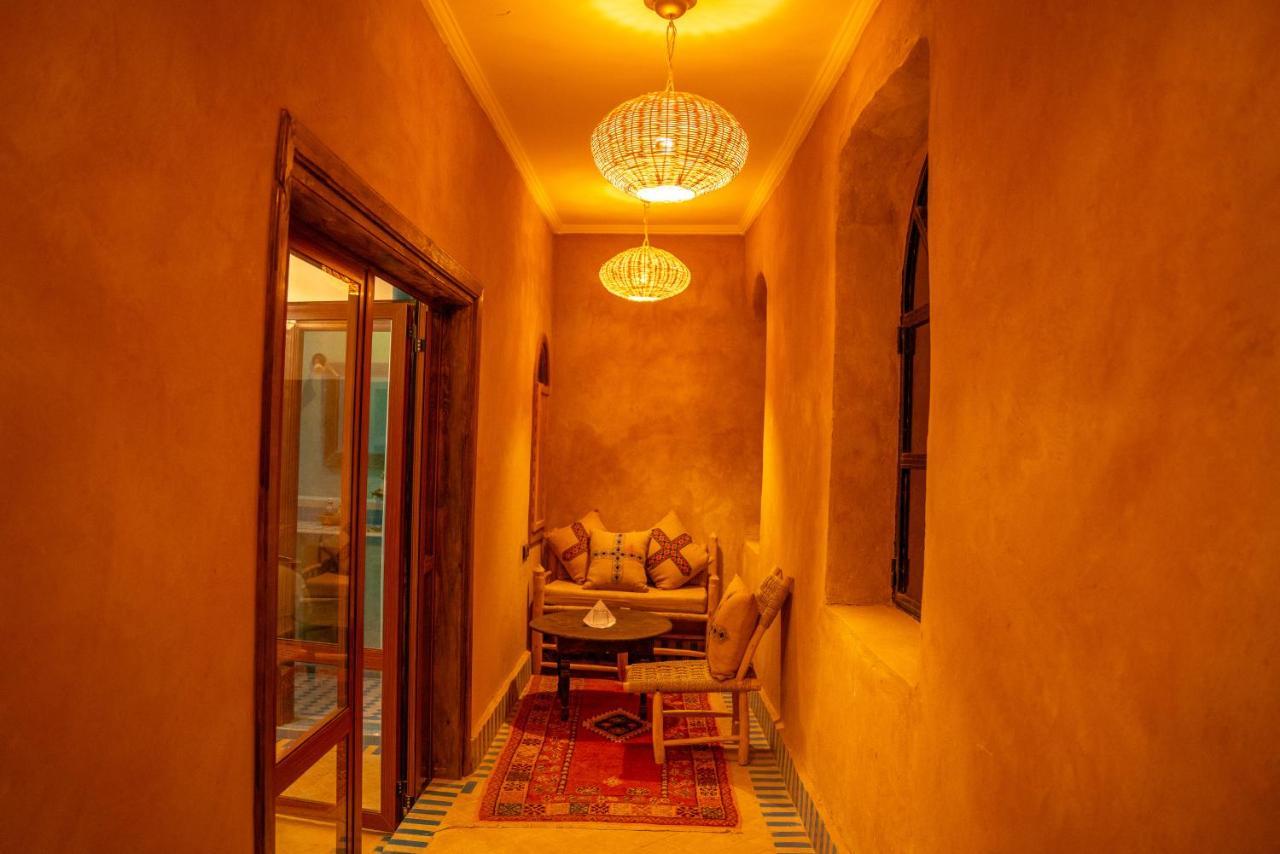 Riadsuerteloca Merzouga Hassilabied Bagian luar foto A passageway in the Riad