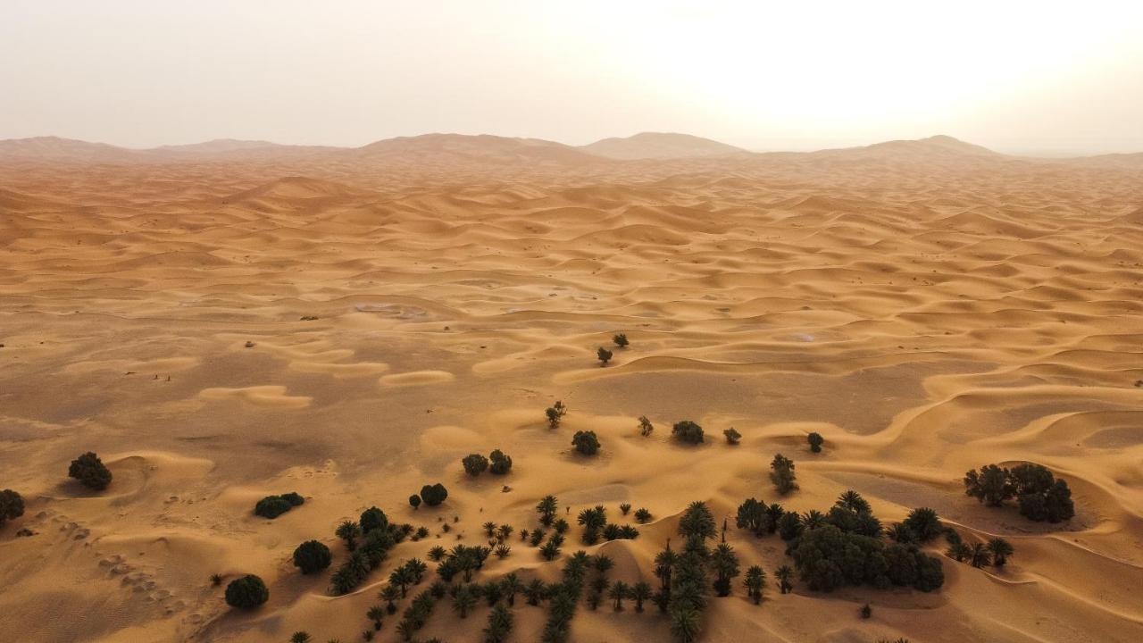 Riadsuerteloca Merzouga Hassilabied Bagian luar foto The Sahara Desert