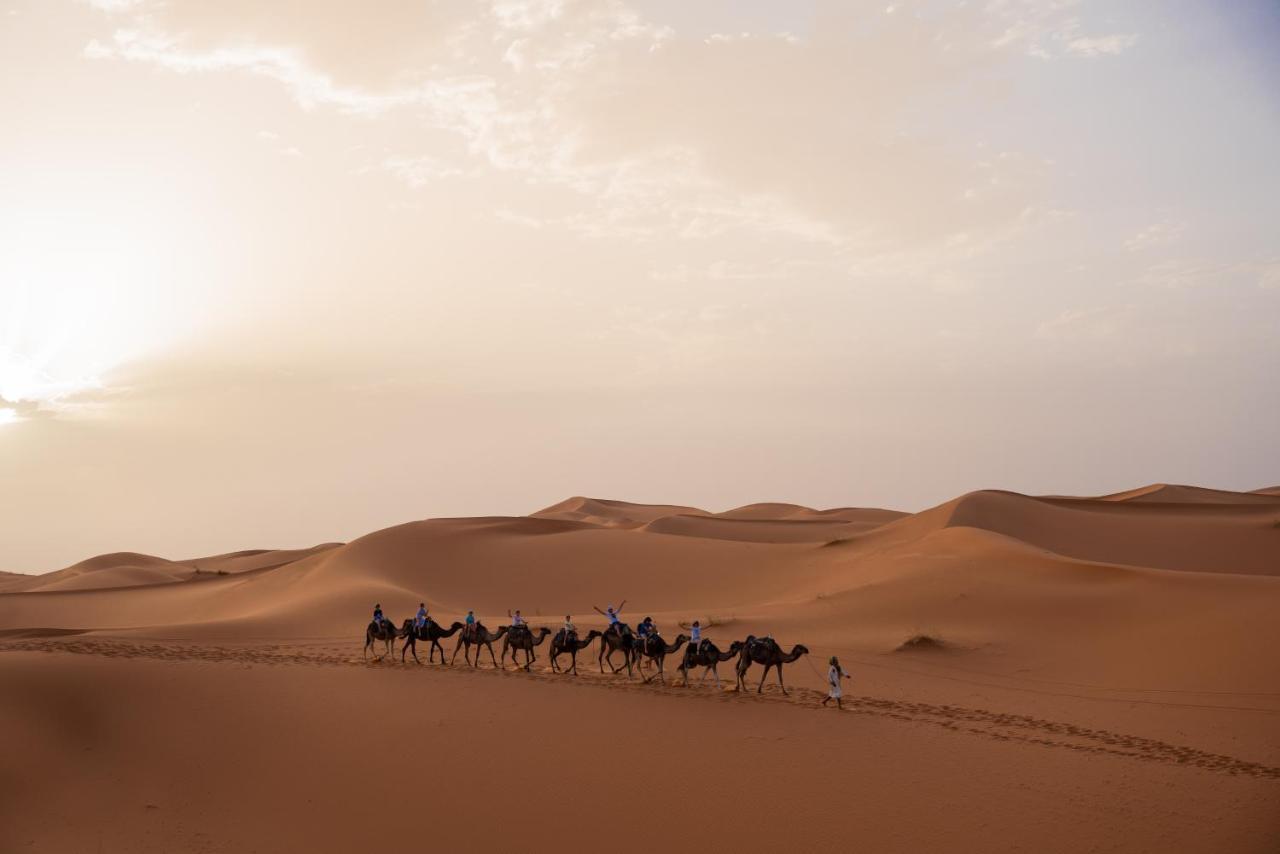 Riadsuerteloca Merzouga Hassilabied Bagian luar foto Sahara Desert