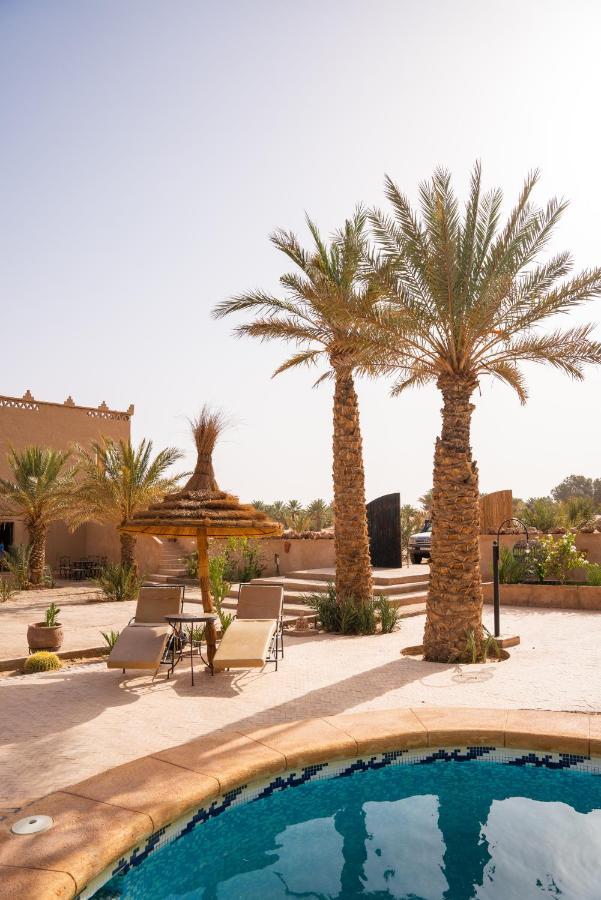 Riadsuerteloca Merzouga Hassilabied Bagian luar foto The resort's main courtyard