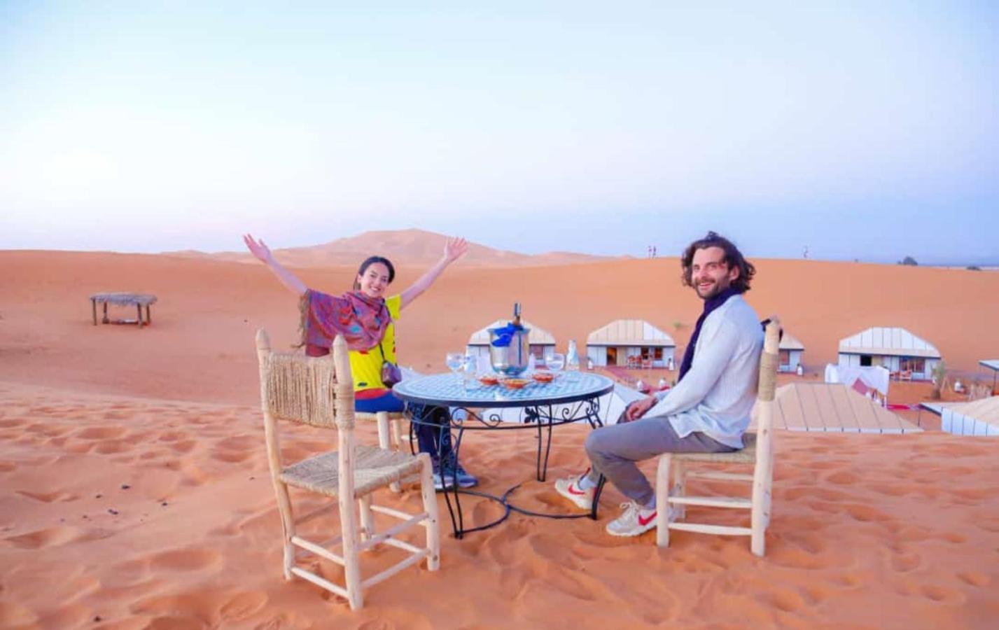 Riadsuerteloca Merzouga Hassilabied Bagian luar foto Tourists in the desert