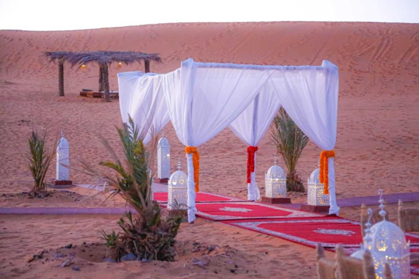 Riadsuerteloca Merzouga Hassilabied Bagian luar foto A tent in the desert