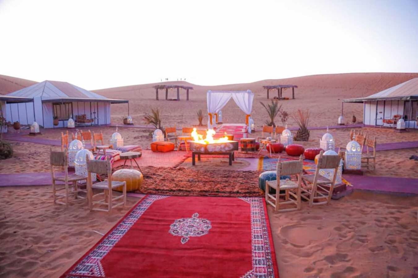 Riadsuerteloca Merzouga Hassilabied Bagian luar foto A luxury desert camp in the Sahara