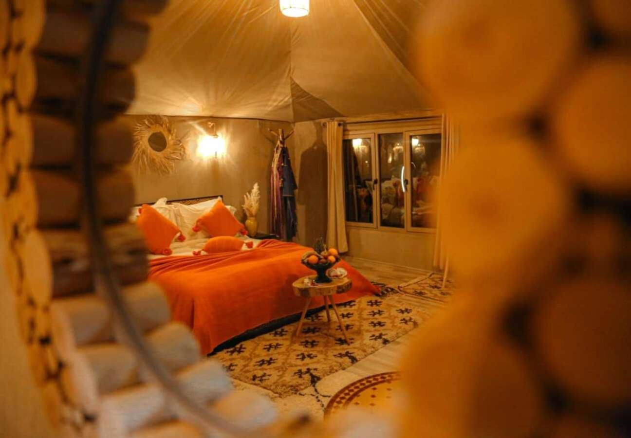 Riadsuerteloca Merzouga Hassilabied Bagian luar foto A bedroom in a luxury tent