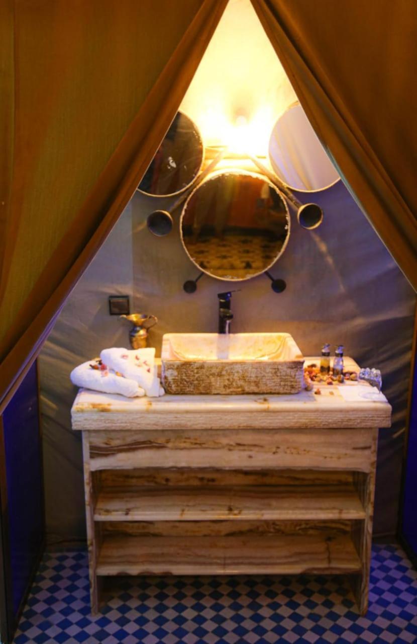 Riadsuerteloca Merzouga Hassilabied Bagian luar foto Bathroom in a tent