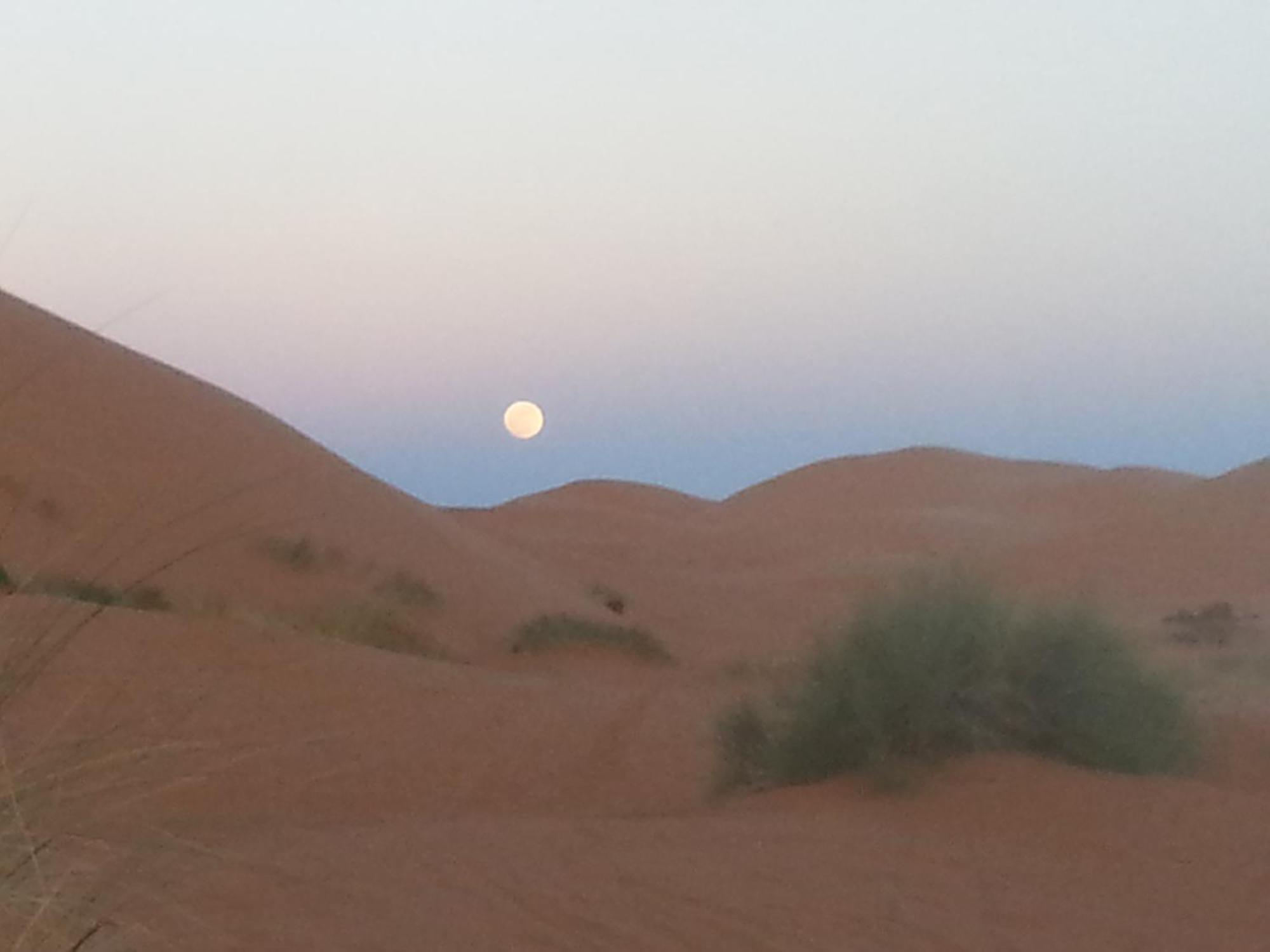 Riadsuerteloca Merzouga Hassilabied Bagian luar foto Moon over the dunes