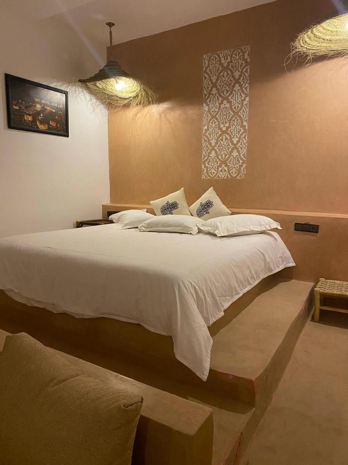 Riadsuerteloca Merzouga Hassilabied Bagian luar foto A guest room at the hotel