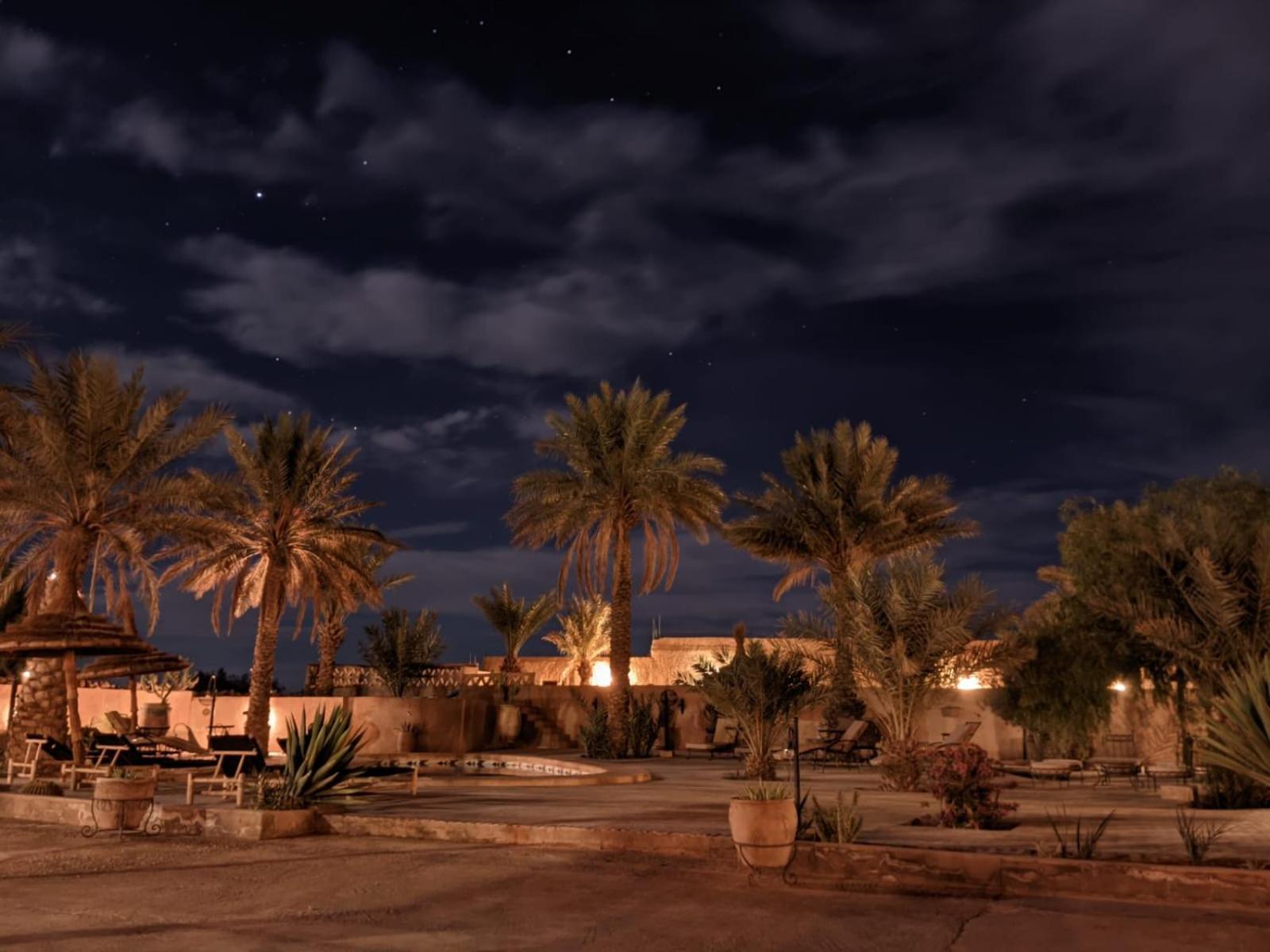 Riadsuerteloca Merzouga Hassilabied Bagian luar foto Al-Qatif at night