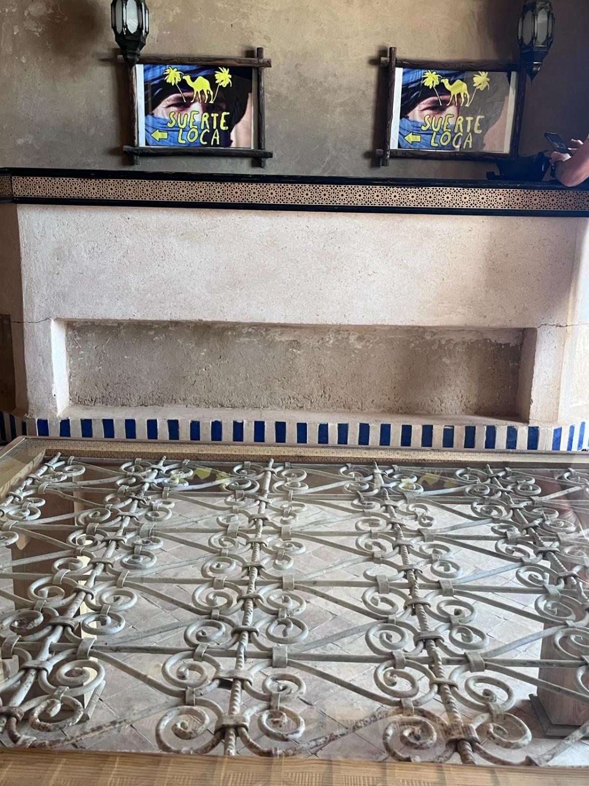 Riadsuerteloca Merzouga Hassilabied Bagian luar foto A ceramic kiln with a blue-white glaze