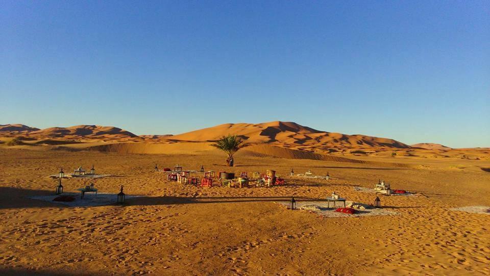 Riadsuerteloca Merzouga Hassilabied Bagian luar foto The desert of the Sahara