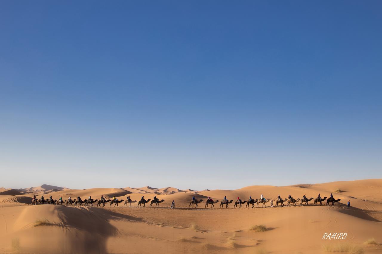 Riadsuerteloca Merzouga Hassilabied Bagian luar foto A caravan in the Sahara